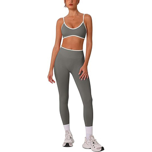 Conjunto de yoga Keyhole Back para mujer: Sujetador deportivo racerback, leggings de cintura alta con efecto fruncido, sin costuras, de nailon y elastano, ropa de gimnasio. - Product Image 1