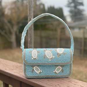 Sac à main rectangulaire artisanal en polyester bleu clair, motif tortue perlé, broderie artisanale, textile lavable, objet d'art de collection - Product Image 2