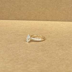 เครื่องประดับดีไซน์เนอร์ทองคำ 9KT สีเหลือง ประดับเพชรโมอิสซาไนต์ น้ำหนักรวม 5.120 กรัม ดีไซน์ทันสมัย หรูหรา เหมาะสำหรับงานแต่งงานและงานเลี้ยง - Product Image 5