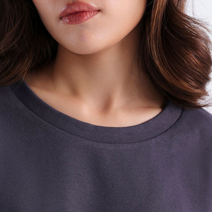 เสื้อยืดคอกลมแขนสั้นทรงปกติสำหรับผู้หญิง สีพื้น ผ้าฝ้ายเจอร์ซีย์ 100% ระบายอากาศได้ดี เป็นมิตรกับสิ่งแวดล้อม ป้องกันรอยยับ ซักแห้งเร็ว - Product Image 3