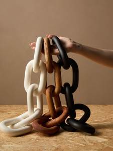 Sculpture de chaîne à maillons en bois au design moderne, décoration artistique pour table de bureau ou de maison - Product Image 1
