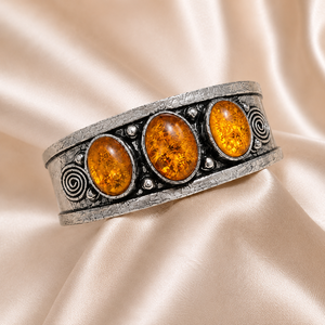 Brazalete Ancho de Ámbar Báltico para Mujer, Diseño Vintage con Motivos de Espiral, Plata/Latón Dorado, Engaste Artesanal, Estilo Boho, de Jewelry Town Artisan - Product Image 4