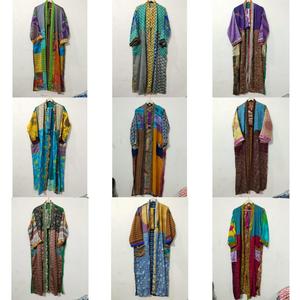 Exclusivo Kimono Japonés de Seda Vintage Hecho a Mano, con Cuello en V, Cierre con Cordón, Largo Completo y Mangas Tres Cuartos para Mujer - Product Image 5