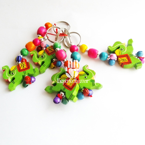 Porte-clés en bois artisanal, assortiment de porte-clés en bois colorés pour cadeaux de mariage, cadeaux de fête d'anniversaire, cadeaux de remerciement - Product Image 4