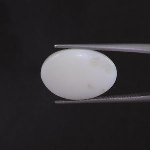 โอปอลธรรมชาติสีขาวรับรองโดย IGI น้ำหนัก 6.71 กะรัต รูปทรงวงรี ขนาด 18.5x12.5 มม. ตัดด้วยมือ ขัดเงา ผ่านการเคลือบแว็กซ์/น้ำมัน - Product Image 3