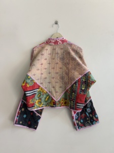 Chaqueta Kantha vintage reversible, hecha a mano en India, estilo bohemio, corta, para mujer. - Product Image 2