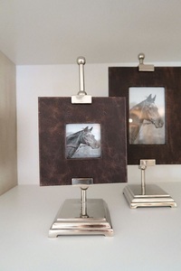 Marco de Fotos de Cuero Marrón de Lujo Clásico Premium con Soporte de Metal Pulido para una Exhibición Elegante en la Mesa de la Sala de Estar - Product Image 3