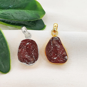 Colgante de Granate en Bruto con Engaste Tipo Collet, Hecho a Mano, Piedra de Nacimiento, Chapado en Oro, Amuleto de Cristal Curativo, Joyería de Cristal en Bruto, 10-12mm - Product Image 1