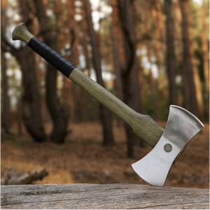 Hache de combat médiévale viking de haute qualité avec manche en bois texturé long et revêtement en cuir croisé, et housse de tête d'hache fonctionnelle pour la chasse - Product Image 1