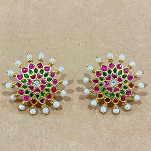 ต่างหูแบบติดหู RAY FINE ORNATES ชุบทอง 22K ประดับด้วยทองคำแบบ Polki Kundan ทำด้วยมือ งานฝีมือแบบดั้งเดิมของอินเดีย เหมาะสำหรับเจ้าสาว งานครบรอบ หรือเป็นเครื่องประดับสไตล์ชาติพันธุ์ - Product Image 2