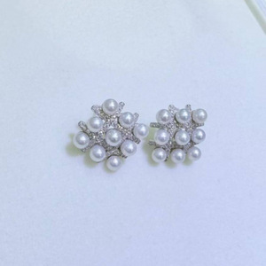 Boucles d'oreilles clous en zircon incrusté de style français Aurora naturel, perle d'eau douce de 4-5 mm, petit style parfumé - Product Image 2