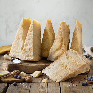 Fromage Parmigiano en vrac pour l'exportation, produit laitier au lait de vache affiné pour le commerce mondial et la distribution en gros - Product Image 6