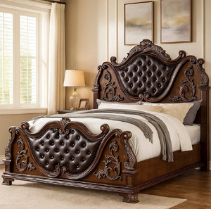 Cama clásica moderna con una silueta curva, acabado en madera clara y cuero suave capitoné. Disponible a precios de mayorista. - Product Image 3