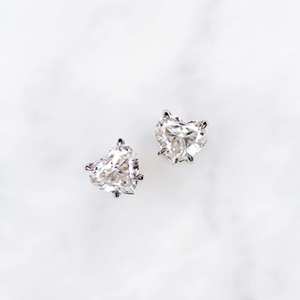 Boucles d'oreilles classiques en forme de cœur en or blanc massif avec diamants CVD HPHT créés en laboratoire, certifiés IGI, étincelants, à clous, finition soignée - Product Image 3