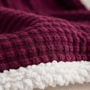 Couverture Sherpa prune avec bordure Sherpa blanche, rectangulaire, en coton biologique, tricotée, personnalisée, pour la maison et les voyages - Product Image 3