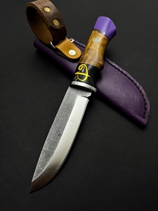 Cuchillo de Camping de Acero D2, Hoja Fija para Caza con Borde Parcialmente Dentado, Mango de Madera y Mica, y Funda de Cuero Morado - Product Image 6