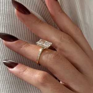 Anillo Solitario con Diamante Cultivado en Laboratorio de 5 Quilates, Corte Radiante Alargado, E VVS2, Oro Amarillo, Anillo de Compromiso, Certificado IGI - Product Image 5