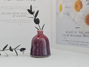 แจกันดอกไม้เซรามิกดีไซน์โค้งมน เรียบหรู พร้อมเคลือบสีเขียวเข้ม เหมาะสำหรับตกแต่งบ้านและจัดวางเป็นของประดับกลางโต๊ะ - Product Image 6