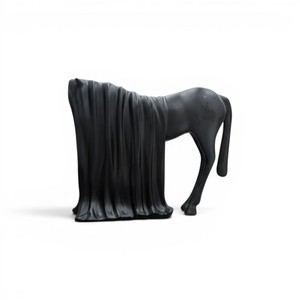 Sculpture de cheval conceptuelle en polyrésine moderne, statue décorative pour la décoration de la maison - Product Image 1