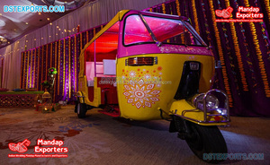 Accessoires de décoration de mariage indiens exclusifs pour séance photo – Auto-rickshaw personnalisé en métal et bois léger pour décoration de mariage - Product Image 2