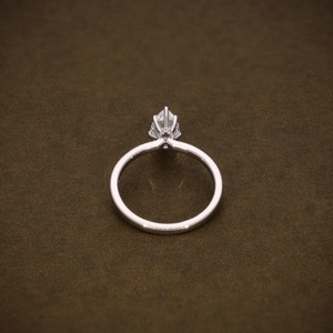 แหวนหมั้นเพชรทรงลูกแพร์คุณภาพสูง เพชรสร้างในห้องปฏิบัติการ ได้รับการรับรองจาก IGI เพชรเม็ดกลาง แหวนทองคำแท้สำหรับเจ้าสาว - Product Image 5