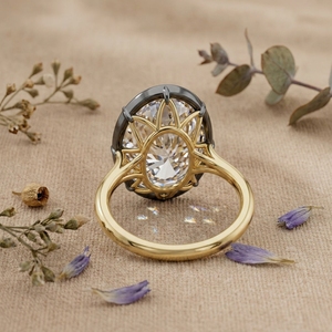 แหวนหมั้นทองคำขาว 14K ทรงวงรีประดับมอสซาไนต์สามเม็ด ตัวเรือนแบบหนามเตย ประดับด้วยวงแหวนซ่อนรอบวง ดีไซน์หรูหราสำหรับเจ้าสาว - Product Image 5