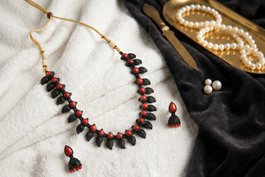 Ensemble collier et boucles d'oreilles Jhumka en laiton, plaqué argent noir antique, imitation perle, bijoux écologiques, style mariage Kottravai Tamil Nadu - Product Image 4