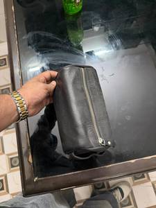 Bolsa de Aseo Moderna Negra de PU con Cierre de Cremallera con Patrón de Rejilla de Diamantes, Asa Suave y Capacidad Media para Cosméticos - Product Image 2