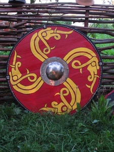 Bouclier Viking en bois fait main avec embout en acier inoxydable, motif nordique rouge, personnalisable OEM, qualité industrielle, pour la chasse en extérieur - Product Image 3
