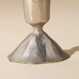 Par de candelabros de oro y plata martillados con bases de pedestal texturizadas de forma redonda para decoración del hogar y bodas. - Product Image 5