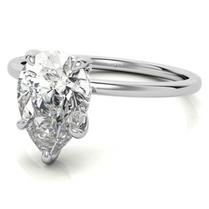 Anillo de compromiso y boda vintage elegante de plata de ley chapada en oro amarillo con moissanita talla pera de 8x12mm y engaste de puntas - Product Image 3