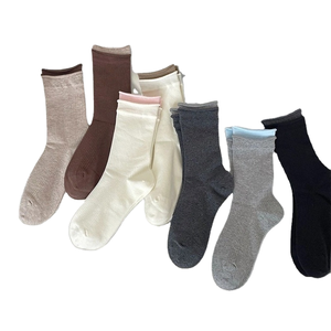 Chaussettes d'équipage de tous les jours élégantes minimalistes à logo personnalisé avec manchette contrastée Hommes Femmes Casual Confortable ODM Vietnam Factory - Product Image 1