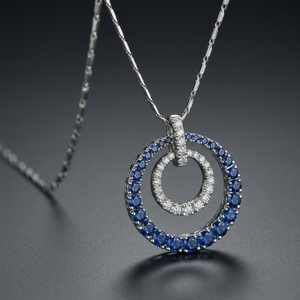 Pendentif en or blanc 18 carats avec diamants, pendentif double cercle concentrique avec saphir bleu et diamants de laboratoire taille ronde - Product Image 4