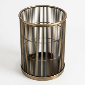 Cesta de alambre de hierro hecha a mano de 30 cm con rayas de latón carbón, cesto alto de piso con diseño Khambha para decoración del hogar, hoteles y bodas - Product Image 1