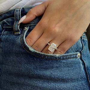 Anillo de Compromiso con Diamante Cultivado en Laboratorio de Corte Radiante Alargado de 7.50 Quilates, con Piedras y Halo Oculto, en Oro Blanco de 14k - Product Image 1