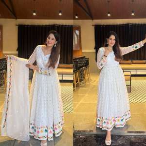 Nuevo traje Anarkali de diseñador para mujer que presenta un Conjunto elegante y elegante - Product Image 2