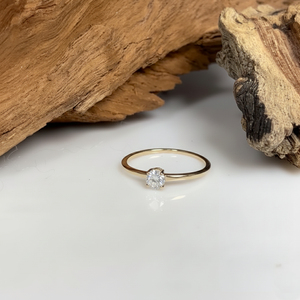 Anillo SARVOTTAM de Oro Amarillo de 14 Quilates con Diamante Solitario Redondo en Engaste de Garras, Joyería Fina para Mujer, Estilo Minimalista, para Boda, Aniversario o Fiesta - Product Image 2