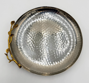 Plateau décoratif en acier inoxydable martelé avec poignées botaniques dorées, plat de service rond en métal martelé avec motif feuille et branche - Product Image 1