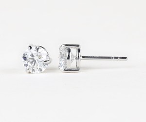 OM GEMS Paire de clous d'oreilles en diamant de laboratoire, clous Martini à 3 griffes, en or 14K, pour femme, solitaires, vente en gros - Product Image 3