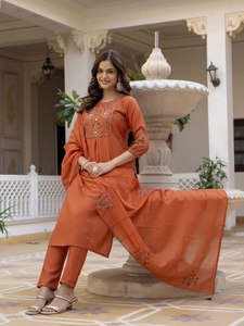 Ensemble Kurti et pantalon en viscose pure de qualité supérieure, style Mango Silk, avec dupatta en soie Maslin brodée |   Vêtements ethniques pour femmes |   Vente en gros - Product Image 1