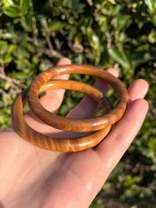 Bracelets en bois élégants et modernes imperméables pour femmes, lisses et polis, personnalisables, conçus pour la mode quotidienne et les fêtes - Product Image 2