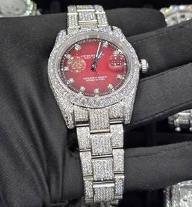 Reloj de Pulsera de Cuarzo de Lujo Clásico Hip Hop con Esfera Roja de Acero con Incrustaciones Completas VVS, Logotipo Personalizado, Cristal Analógico con Moissanita - Product Image 4