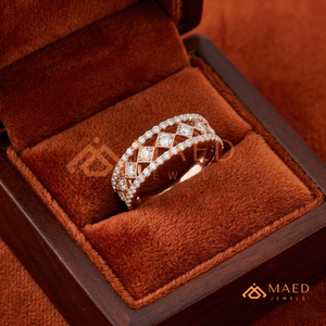 Bague géométrique romantique en argent plaqué or rose - Style vintage avec bande pavée en forme de diamant - Product Image 2
