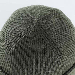 Bonnet en tricot streetwear personnalisé en gros avec tricot torsadé et broderie de logo pour les marques streetwear américaines, collection automne. - Product Image 3