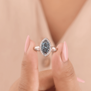Anillo de Halo con Diamante Azul Cultivado en Laboratorio, Corte Marquesa, en Oro Blanco de 18K, Elegante Anillo de Compromiso - Product Image 3