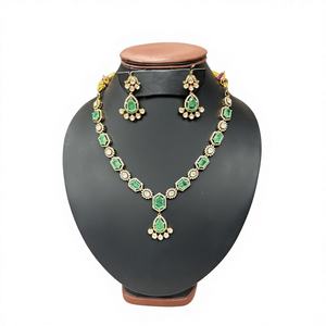 Conjunto de Collar y Pendientes de Oro de 22k con Esmeralda Verde, Joyería Nupcial Tradicional India, Accesorios de Boda Modernos, ORO/PLATA/BRONCE - Product Image 1