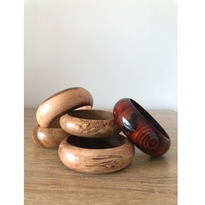 Brazaletes de Madera Clásicos y Elegantes a Prueba de Agua para Mujer con Acabado Liso, Joyería Personalizable para Bodas, Fiestas y Uso Diario - Product Image 1