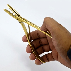 Alicate curvo de dos orificios para instalación de extensiones de cabello, herramienta de crimpado de microanillos de acero inoxidable con acción de resorte para belleza - Product Image 1