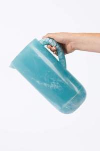 Nouvelle Carafe à Eau et Jus de Fruits de Luxe en Résine Bleue de Qualité Supérieure, Design Écologique et Floral, Idéale pour les Infusions de Thé et Personnalisable pour Mariages - Product Image 3