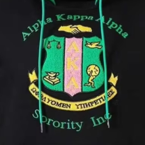 Sudadera con Capucha Unisex AKA Black Prep, Bordado Chenille Verde y Rosa con Letras Griegas, Ajuste Premium, 100% Algodón, Transpirable y de Secado Rápido - Product Image 3